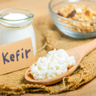 El kéfir se diferencia del yogur por su doble proceso de fermentación (bacterias y levaduras), ofreciendo un perfil probiótico mucho más rico y complejo y transformando la salud intestinal.