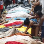 Una mujer observa un cuerpo sin vida en una calle este miércoles, en Río de Janeiro (Brasil).