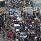 Personas observan cuerpos sin vida en una calle este miércoles, en Río de Janeiro (Brasil).