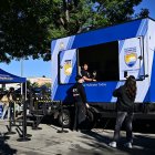 Un hombre experimenta un terremoto de magnitud 7.0 en el Simulador de Terremotos, en el campus de la Universidad Estatal de California Fullerton.