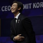 Kim Nam-joon, mejor conocido como RM, líder del grupo de k-pop BTS, hace una reverencia tras pronunciar su discurso durante la Cumbre de Directores Ejecutivos de APEC Corea 2025 en Gyeongju, Corea del Sur.