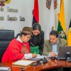 Lourdes Tibán, prefecta de Cotopaxi junto a su equipo de trabajo planifican las obras que se ejecutaran.