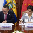 La canciller Gabriela Sommerfeld y el embajador de China en Ecuador, Sun Xiangyang, durante la firma del convenio de cooperación económica y técnica suscrito este 29 de octubre en Quito