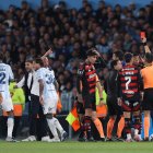 El arbitro Piero Maza expulsa a Gonzalo Plata de Flamengo.
