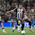 Alan Franco (c) de Atlético Mineiro disputa en balón con Jean Pierre Arroyo de Independiente del Valle.