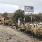 Activistas denuncia que la empresa canadiense Dundee Precious Metals colocó letreros de advertencia en Quimsacocha.