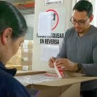 Personal del IESS durante la entrega de medicamentos en el Hospital San Francisco, en Quito