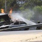 Accidente. Mas de cinco horas demoraron el personal de Bomberos para sofocar el fuego del tanquero en la Ruta Viva.