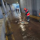 Tránsito complicado en la avenida 12 de Octubre por acumulación de agua tras fuertes lluvias.
