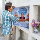 Héctor pasó de la brocha gorda y andamios de caña a plóters digitales y diseños gráficos.