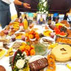 Festín. La comida servida es la favorita de los difuntos homenajeados.