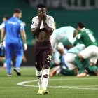 Leonel Quiñónez de LDU Quito se lamenta la eliminación al final del partido de vuelta por la semifinal de la Copa Libertadores.