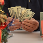 El bono navideño se entrega cada año a los trabajadores bajo relación de dependencia, tanto en el sector público como en el privado.