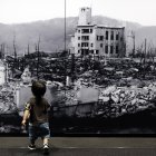 Un niño camina hacia una gran foto de la ciudad de Hiroshima devastada tras la explosión nuclear. (Japón, Estados Unidos)