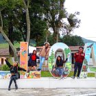 Turistas de Quito se conectan con la tradición y cultura local en Lloa. Su parque central es ideal para fotografías.