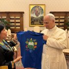 El papa sostiene la camiseta que dice: "NO, la vida primero".