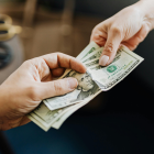 El Bono de Desarrollo Humano en Ecuador entrega 55 dólares cada mes a familias en situación de pobreza.