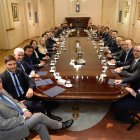Fotografía que muestra a su mandatario, Javier Milei, junto a gobernadores provinciales, en una reunión este jueves, en la Casa Rosada de Buenos Aires (Argentina).