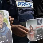 Imagen de archivo de varios periodistas manifestándose en recuerdo de un compañero asesinado en un bombardeo en el norte de Gaza.