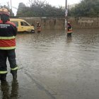 Bomberos de Quito trabajan en el rescate de ocho menores y evacuación del agua en Conocoto.