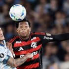 Gonzalo Plata (d) con la camiseta de Flamengo ya sabe lo que es ganarle a Palmeiras esta temporada.