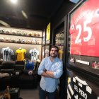 Balones y camisetas de leyendas mundiales adornan La Bóveda, creación del arquitecto Juan Pablo Béjar.