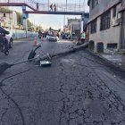 Un vehículo chocó contra un poste y posteriormente se volcó sobre la avenida Mariscal Sucre.