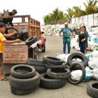 Llantas usadas también estuvieron entre los objetos que recolectaron pescadores en Guayaquil.