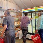 Personas adquieren productos este viernes 31 de octubre, en Austin, Estados Unidos.