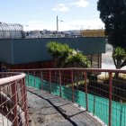 El puente peatonal presentaba daños estructurales, oxidación y un deterioro general.