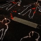 Personas encienden velas durante una manifestación contra la operación policial realizada en Río de Janeiro.