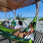 Turistas. La Bocana de Ostione, en Esmeraldas, es un espacio entre mar y árboles que invita a la relajación.