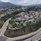 Las viviendas exclusivas, urbanizaciones cerradas y ambientes naturales de Cumbayá atraen a las familias.