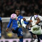 Moisés Caicedo fue el dueño del medio campo en el derbi entre Chelsea y Tottenham.