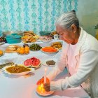 La tradición de homenaje a los difuntos se realiza con cariño y respeto a los seres queridos que han fallecido.