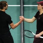 El italiano Jannik Sinner (d) aplastó al alemán Alexander Zverev (i) para avanzar a la final del Masters 1.000 de París