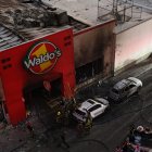 Bomberos controlaron un incendio en una tienda comercial este sábado 1 de noviembre, en la ciudad de Hermosillo, en Sonora (México).