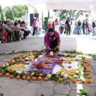 En el cementerio de Calderón se realizó un ritual ancestral y se levantó un altar con flores y frutas.