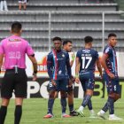 Djorkaeff Reasco (c) se convirtió en figura de El Nacional, el viernes pasado, tras anotar un hat trick que poco sirvió al equipo, pues empató 3-3 con Aucas.