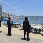 Agentes de la policía estatal patrullan una playa como parte de un operativo de seguridad para prevenir actos delictivos ante una ola de violencia y proteger a los turistas.
