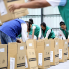 En la empresa integradora, Mongart, en Pifo, se integran los paquetes electorales para la consulta popular, que se distribuirán al Ecuador.