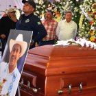 Familiares y amigos asisten al funeral del alcalde Carlos Manzo, en el municipio de Uruapan en Michoacán.