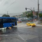 Emergencia. En El Condado, norte de Quito, las fuertes lluvias provocaron inundaciones en la Av. Mariscal Sucre.