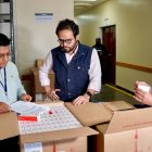 El presidente del IESS, Edgar Lama, entregó unas cajas con medicinas, según informó el Seguro.