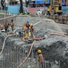 Loja - En los sectores de La Argelia e Imbabura, el sonido de las mezcladoras y el retumbar del metal se mezclan con la ilusión de cientos de lojanos que cada día observan cómo los nuevos puentes comienzan a tomar forma. Tras el invierno que en marzo pasado dejó sin paso a miles de conductores y peatones, la reconstrucción avanza con determinación. Ambas obras, que registran un 48 % de ejecución, se perfilan como un respiro para la movilidad urbana y rural de la capital lojana. ag-externos