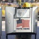 Detalle de un puesto de votación mientras un ciudadano ejerce su derecho al sufragio.