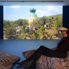 La exposición de Simon Speiser y Stephanie Comilang explora vínculos entre Ecuador y Filipinas a través del arte, la espiritualidad y la realidad virtual.