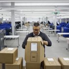 Un trabajador electoral prepara las papeletas para ser contabilizadas en el Centro de Procesamiento de Votos del Condado de Los Ángeles.