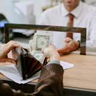 Los bonos sociales se mantienen activos en Ecuador para cubrir necesidades básicas y gastos de emergencia.