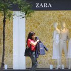 Amancio Ortega es accionista de la empresa que administra la cadena de tiendas Zara.